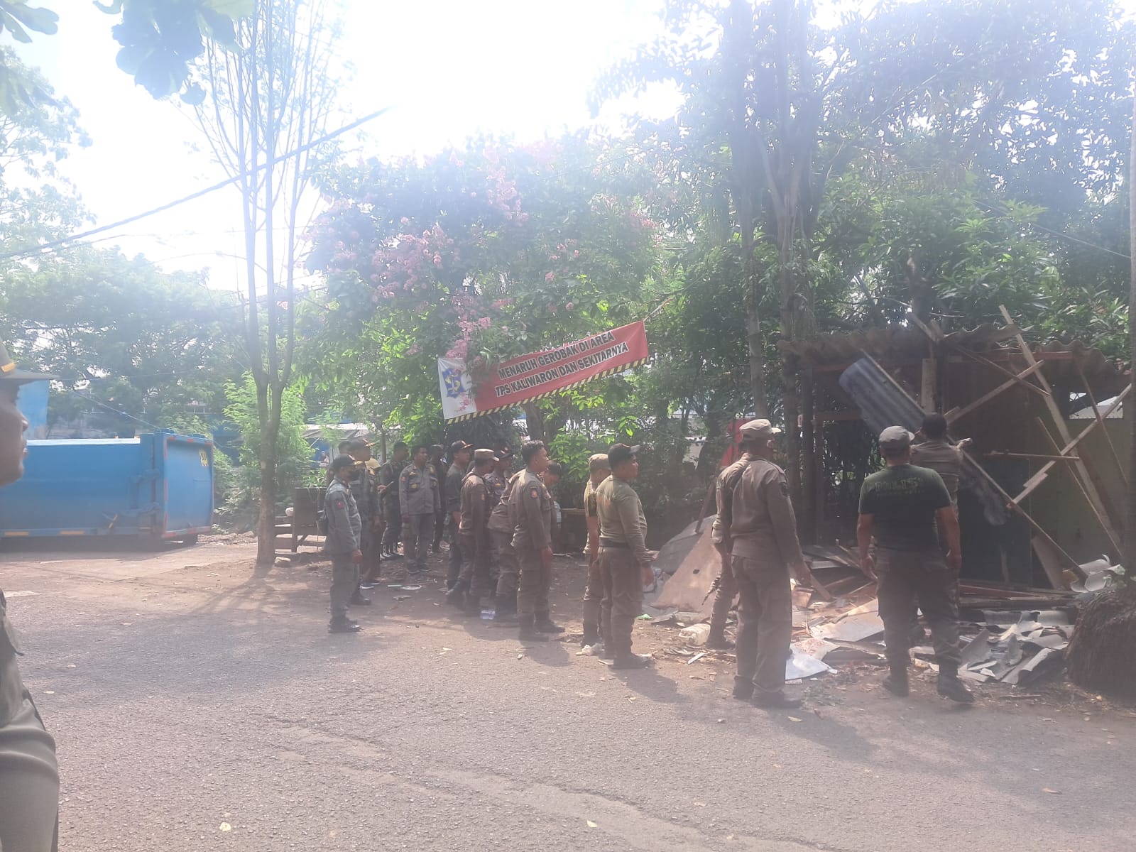 Penertiban Gerobak di Sepanjang Sungai Kaliwaron Gubeng Surabaya