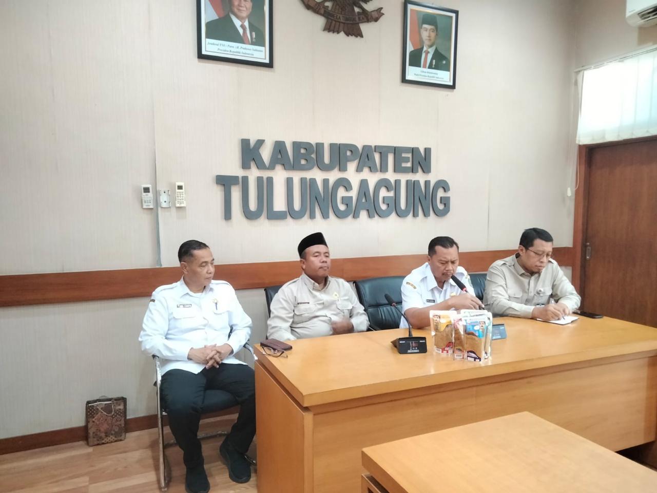 <div>&nbsp;Bupati Tulungagung, Sekda, dan Dinas Koperasi Dukung Penguatan Produk Halal untuk Jamaah Umrah&nbsp;</div>